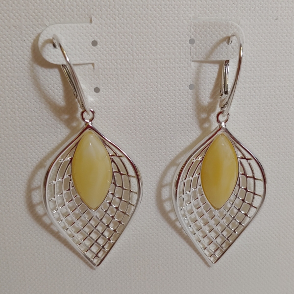 Click to view detail for HWG-131 Earrings, Yellow Amber, Leaf Shape $80